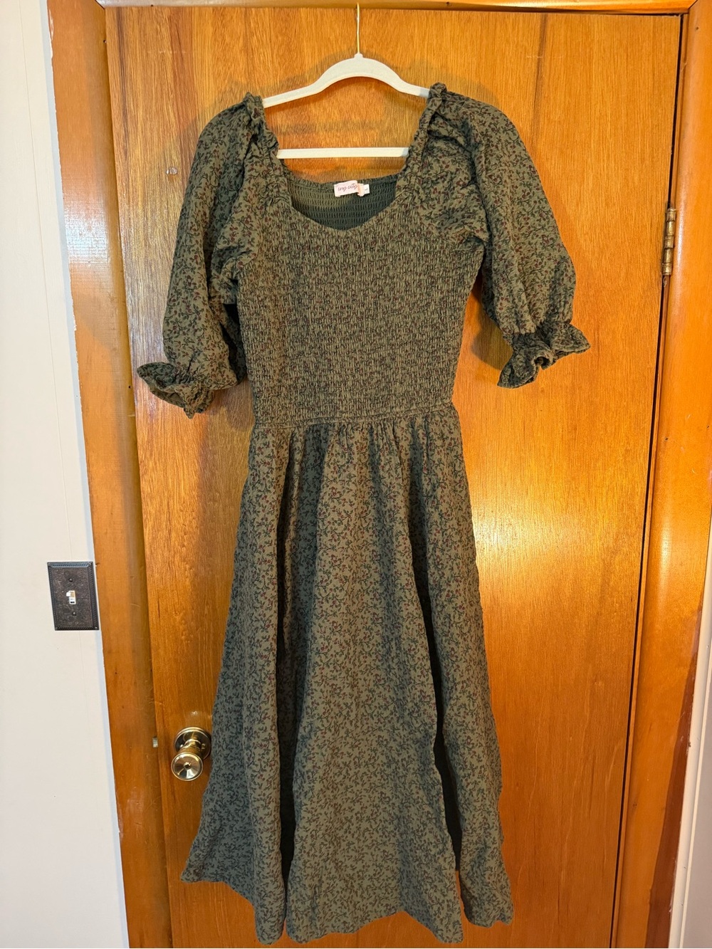 Ivy City Smocked Puff-Sleeve Midi Dress in Olive Floral Size L